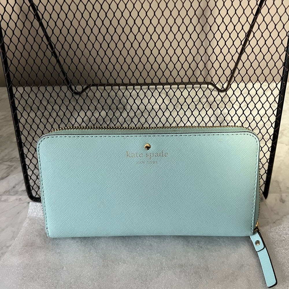 Beautiful Kate spade wallet-used like new RETAIL 120